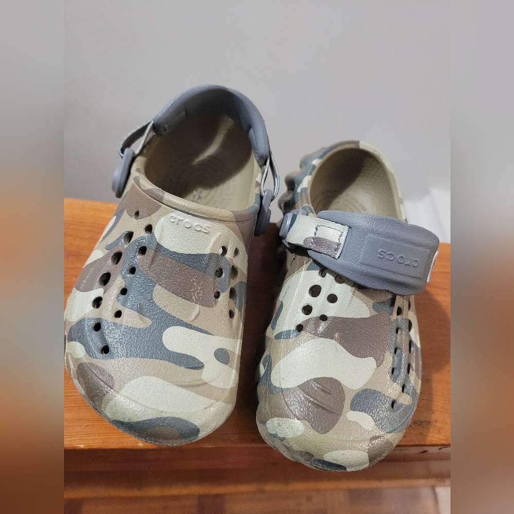 Crocs size 9c camo